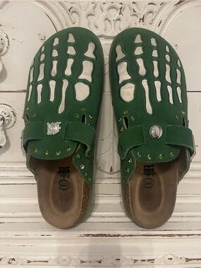 Octavious Marks “Don’t touch the moss Packed a punch” Green Slip-on Clogs